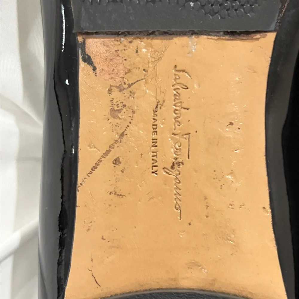 Salvatore Ferragamo Black Patent Vara Bow Flats with Gold Logo - Picture 7 of 7